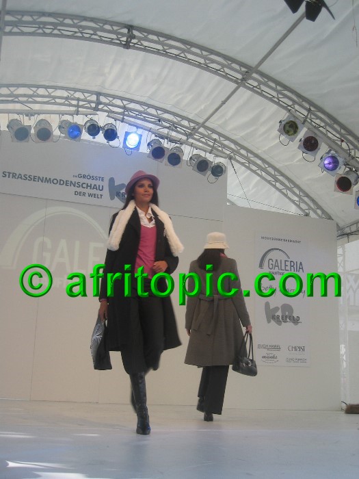 ../Images/Krefeld-Strssenmodenschau-2005 169.jpg